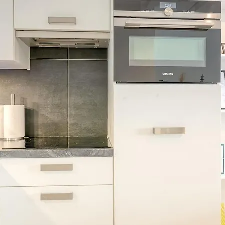Stunning In With Free Parking Apartment *