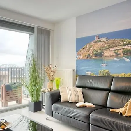 Stunning In With Free Parking Apartment *