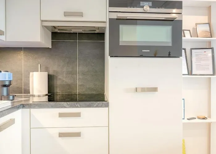 Stunning In With Free Parking Apartment *